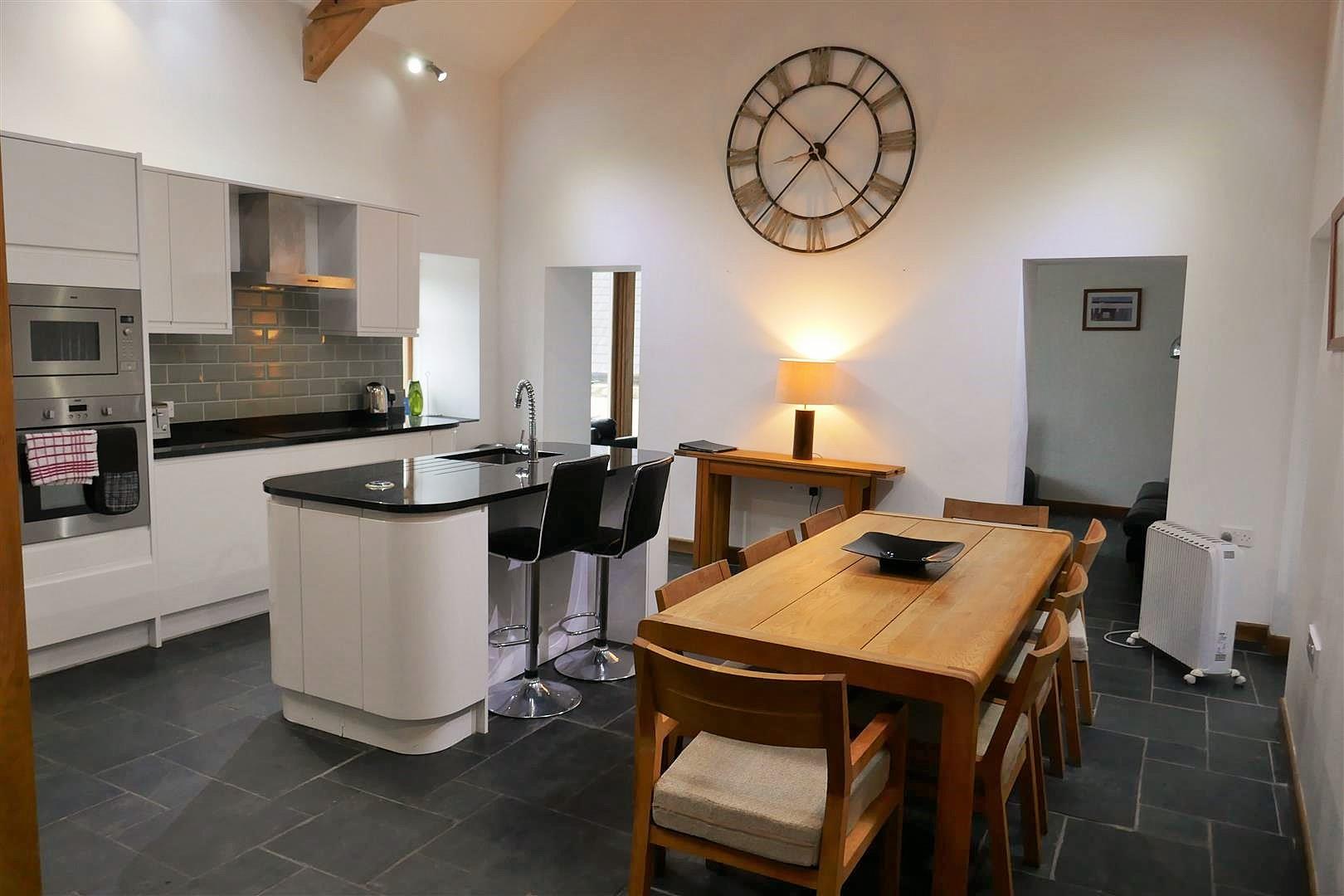 KITCHEN/DINING ROOM